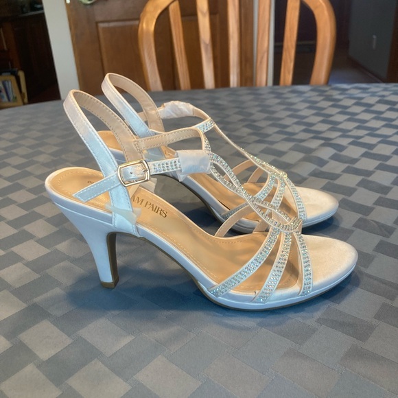Dream Pairs 3” White Sparkle Heel - Size 8 - Picture 6 of 6